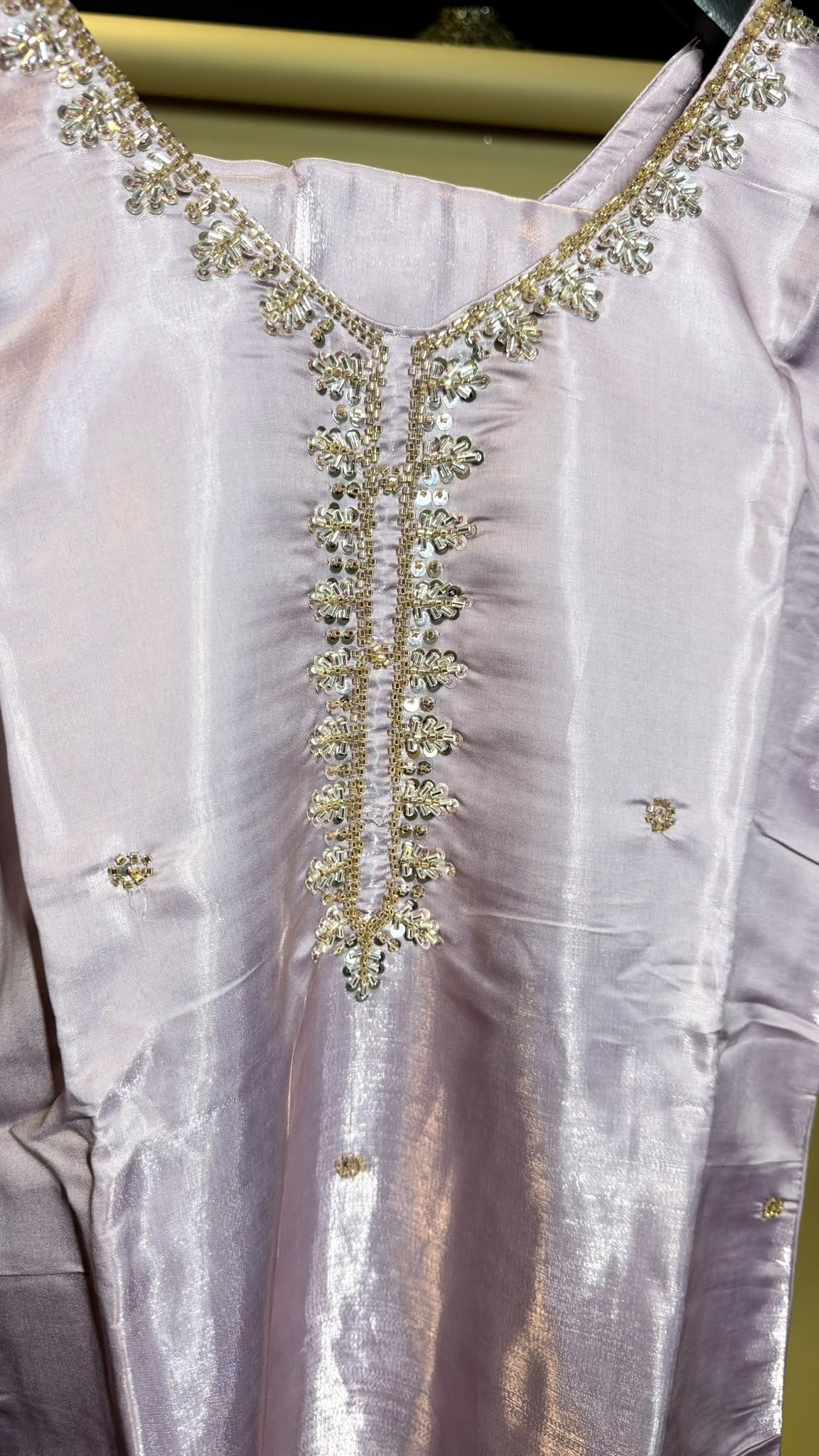 Lilac Salwar Kameez – Lila met Gouden Bloemdetails