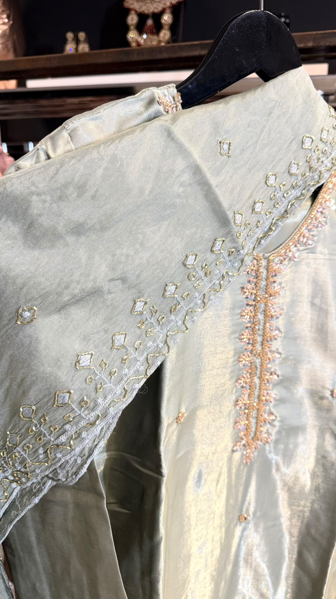 Sage Green Salwar Kameez – Saliegroen met Bloemenborduurwerk