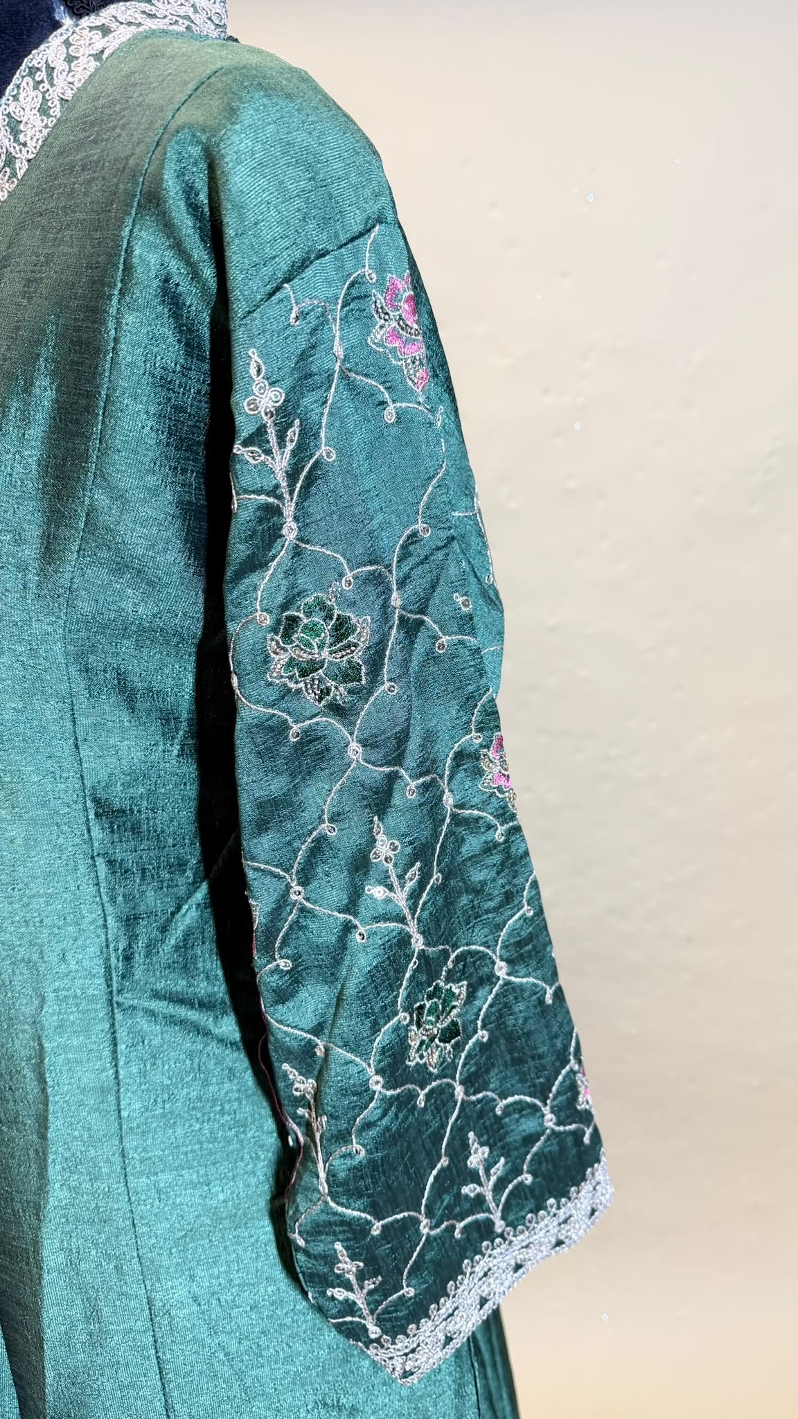 Emerald Garden Salwar Kameez – Donkergroen met Gebloemde Dupatta