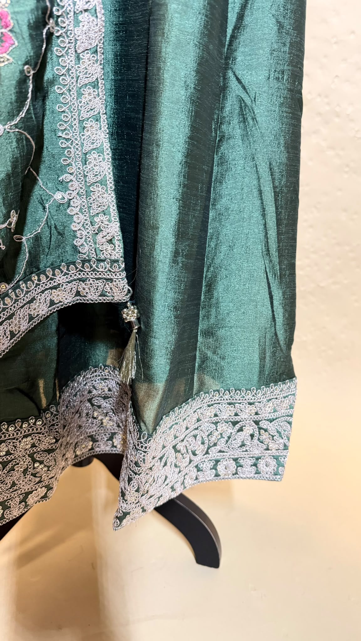 Emerald Garden Salwar Kameez – Donkergroen met Gebloemde Dupatta