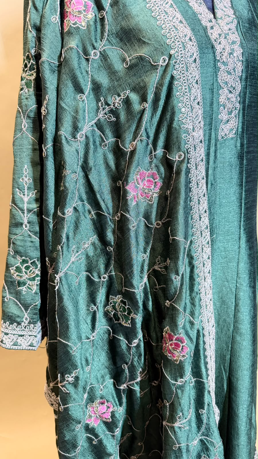 Emerald Garden Salwar Kameez – Donkergroen met Gebloemde Dupatta