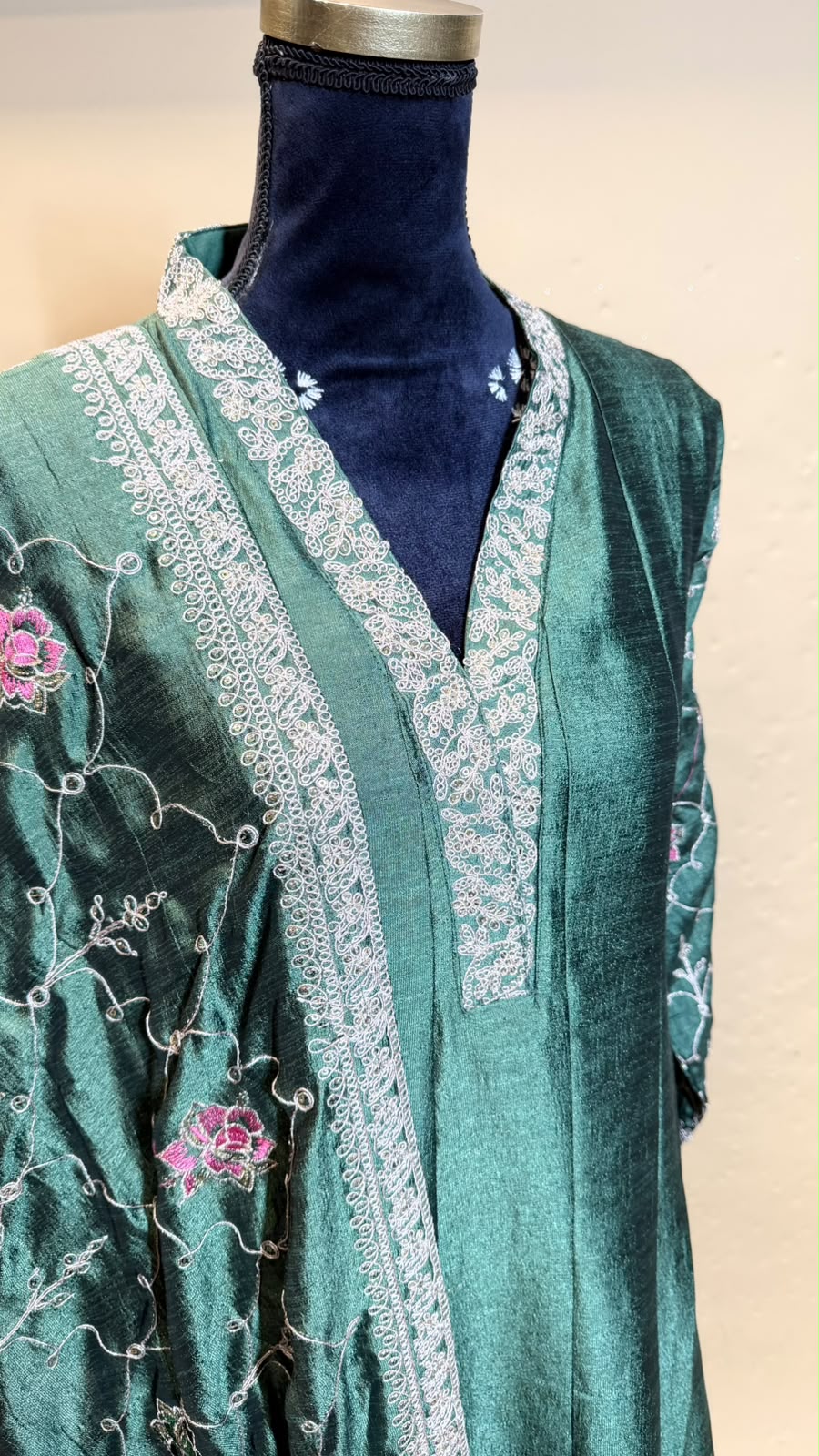 Emerald Garden Salwar Kameez – Donkergroen met Gebloemde Dupatta