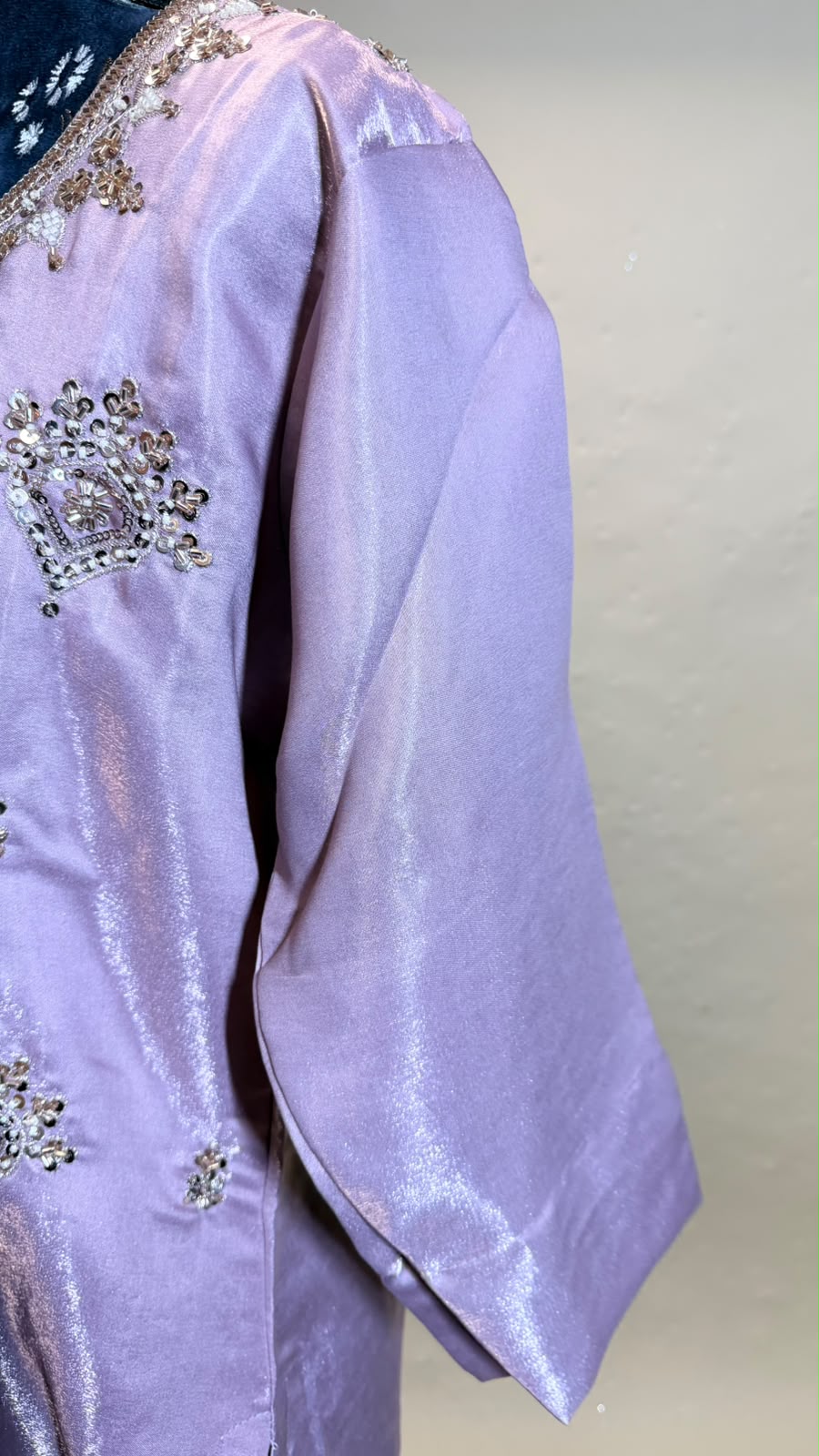 Lavender Salwar Kameez – Lila met Luxe Borduurwerk & Bloemen Dupatta