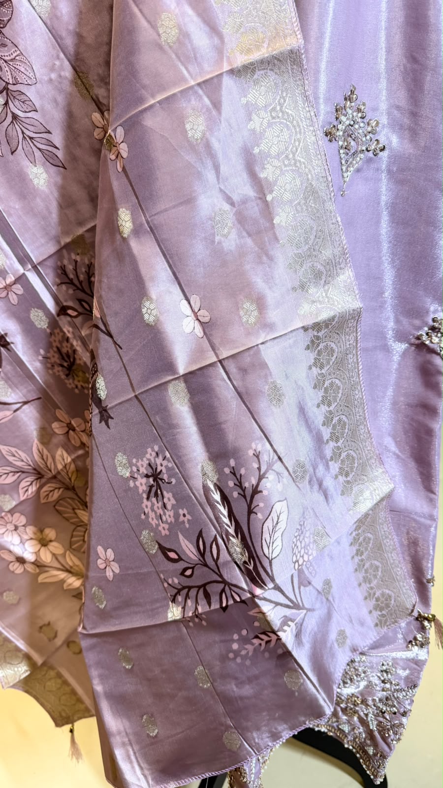 Lavender Salwar Kameez – Lila met Luxe Borduurwerk & Bloemen Dupatta