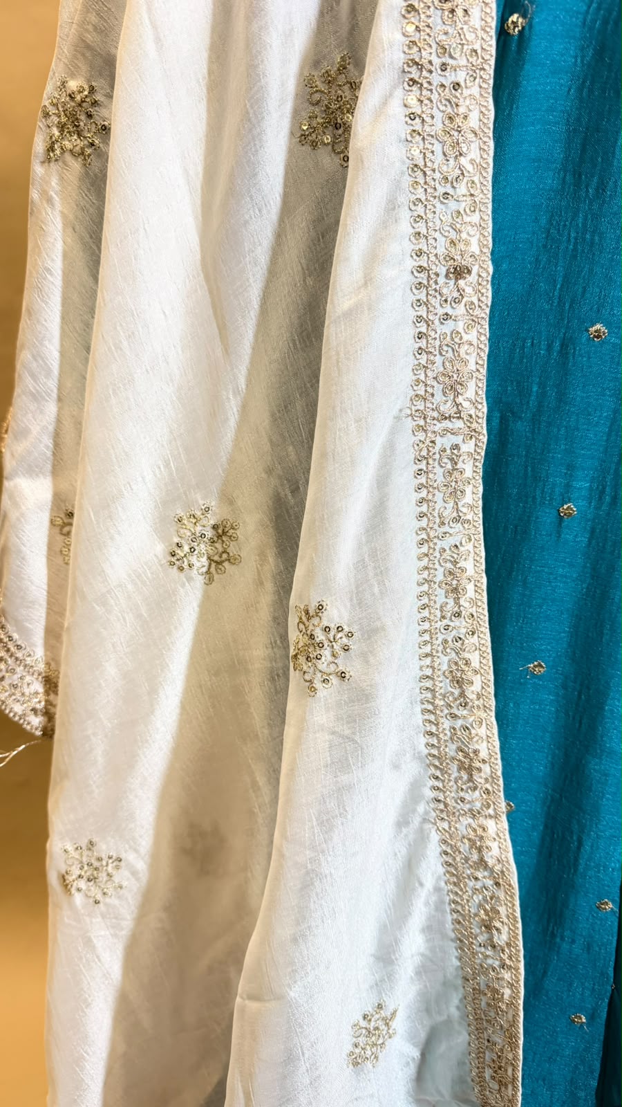 Teal Ivory Salwar Kameez – Petrolblauw met Crème Dupatta