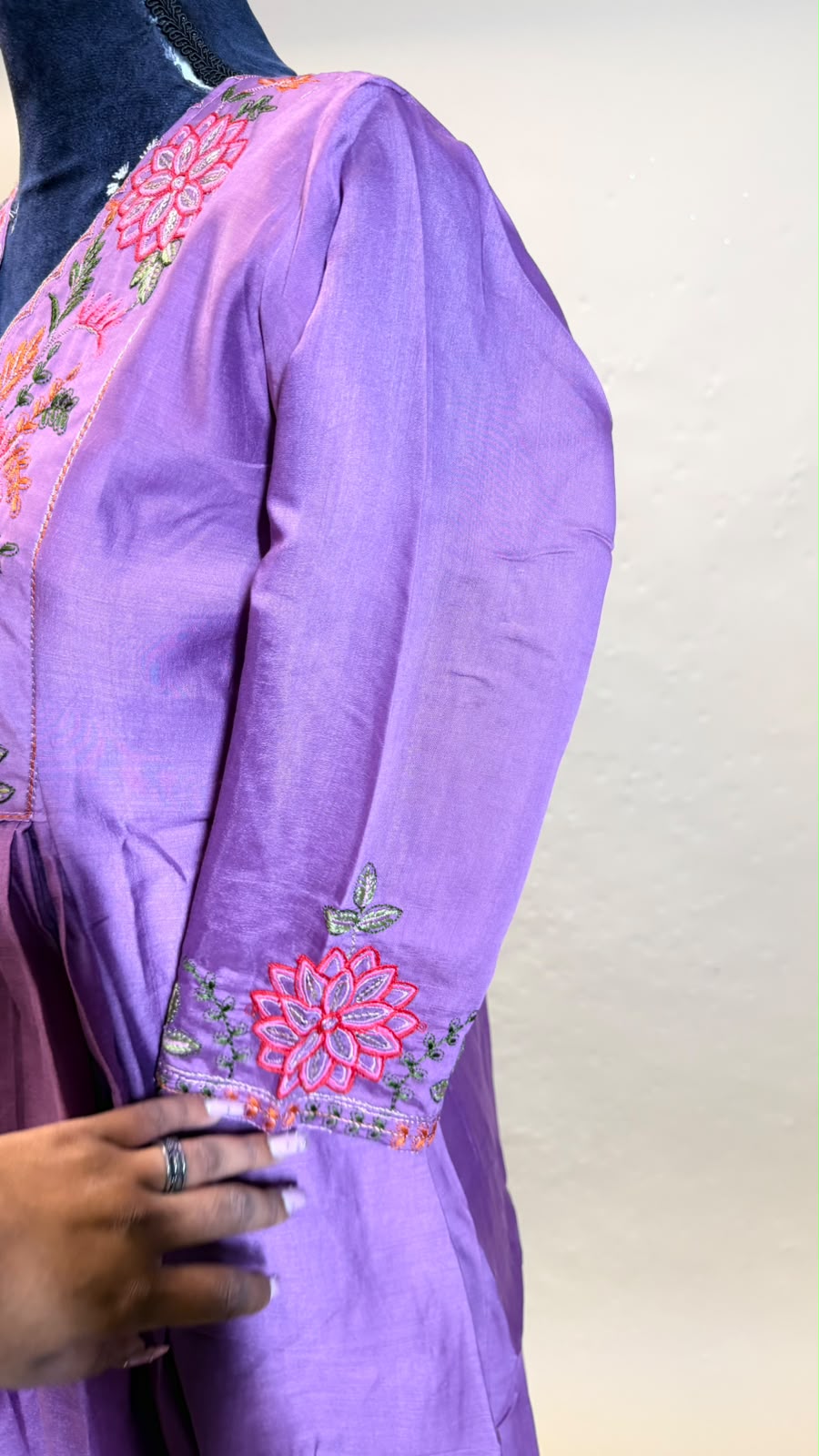 Purple Bloom Anarkali Set – Paars met Kleurrijk Bloemenborduurwerk