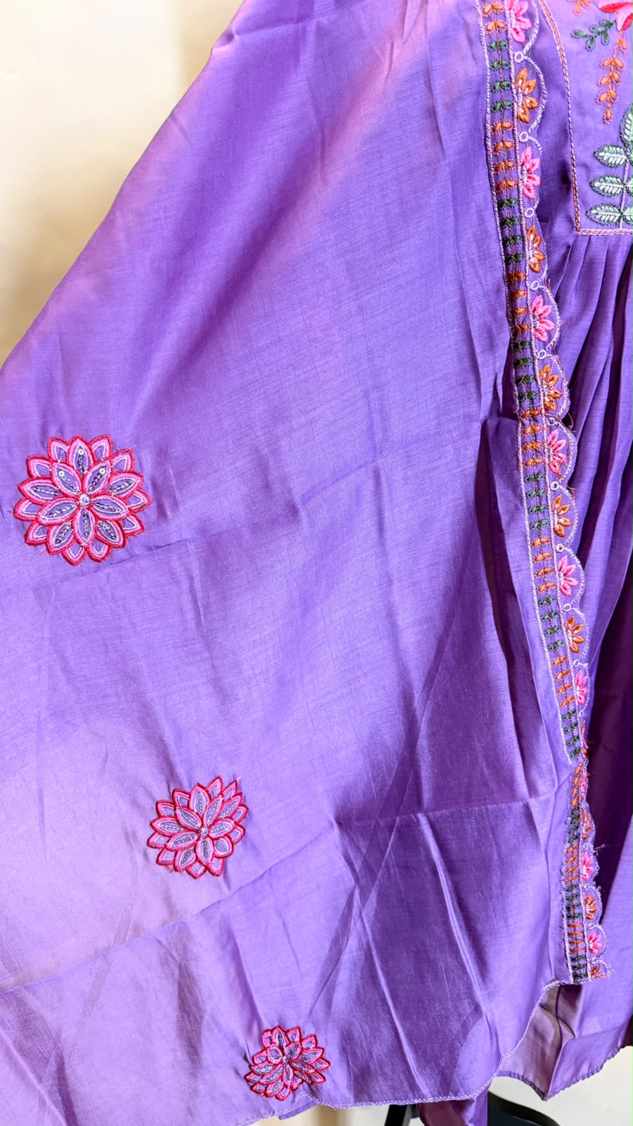 Purple Bloom Anarkali Set – Paars met Kleurrijk Bloemenborduurwerk