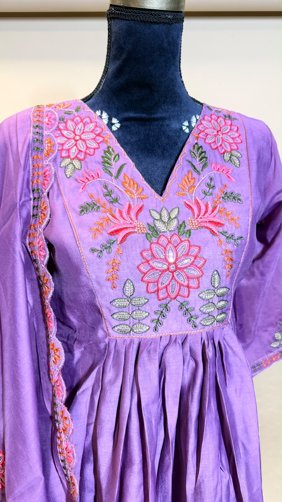 Purple Bloom Anarkali Set – Paars met Kleurrijk Bloemenborduurwerk