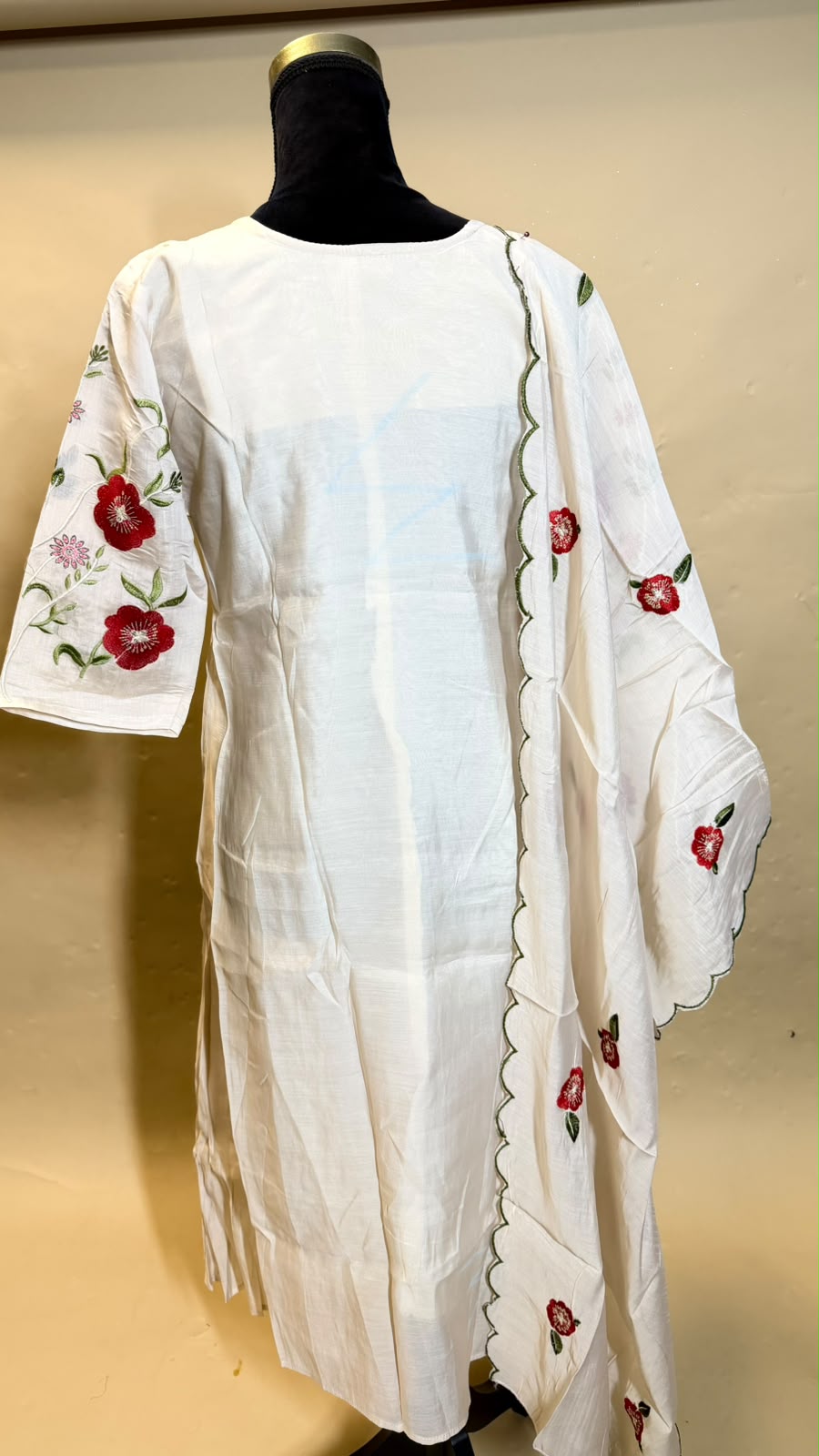 Ivory Floral Anarkali Set – Wit met Rode Bloemen