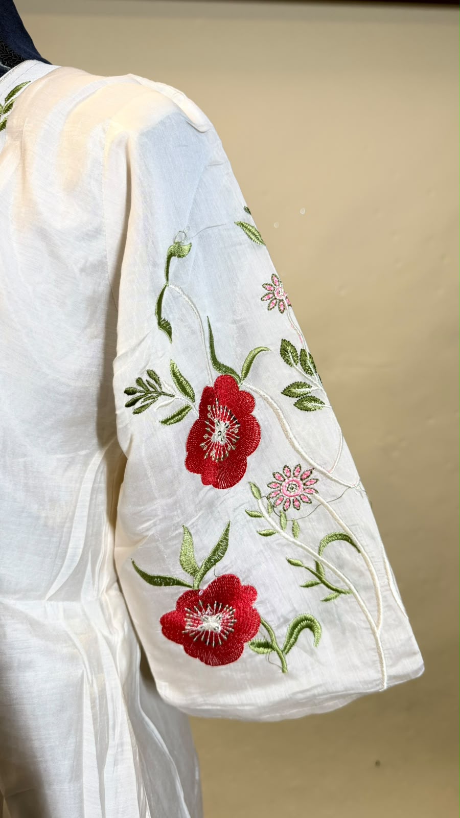 Ivory Floral Anarkali Set – Wit met Rode Bloemen