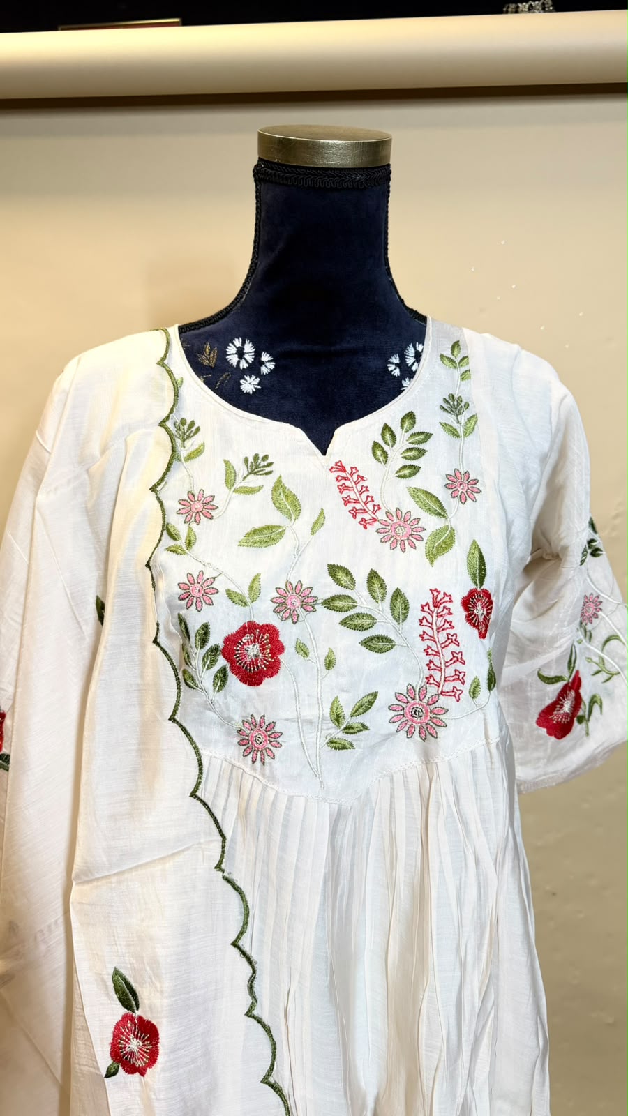 Ivory Floral Anarkali Set – Wit met Rode Bloemen