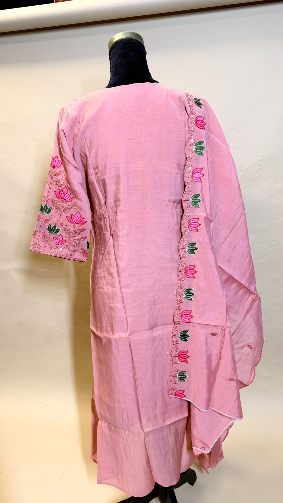 Pink Lotus Anarkali Set – Zachtroze met Lotusbloemen