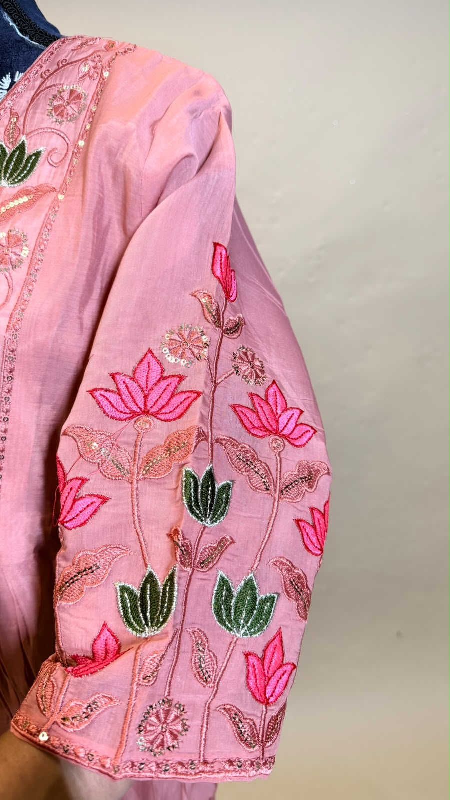 Pink Lotus Anarkali Set – Zachtroze met Lotusbloemen