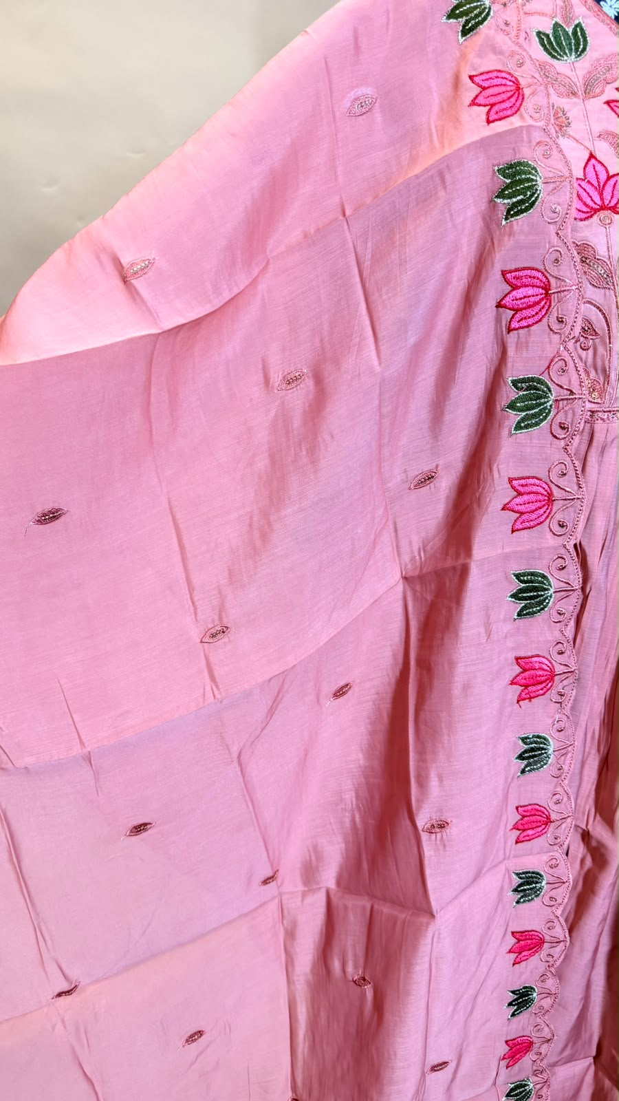 Pink Lotus Anarkali Set – Zachtroze met Lotusbloemen