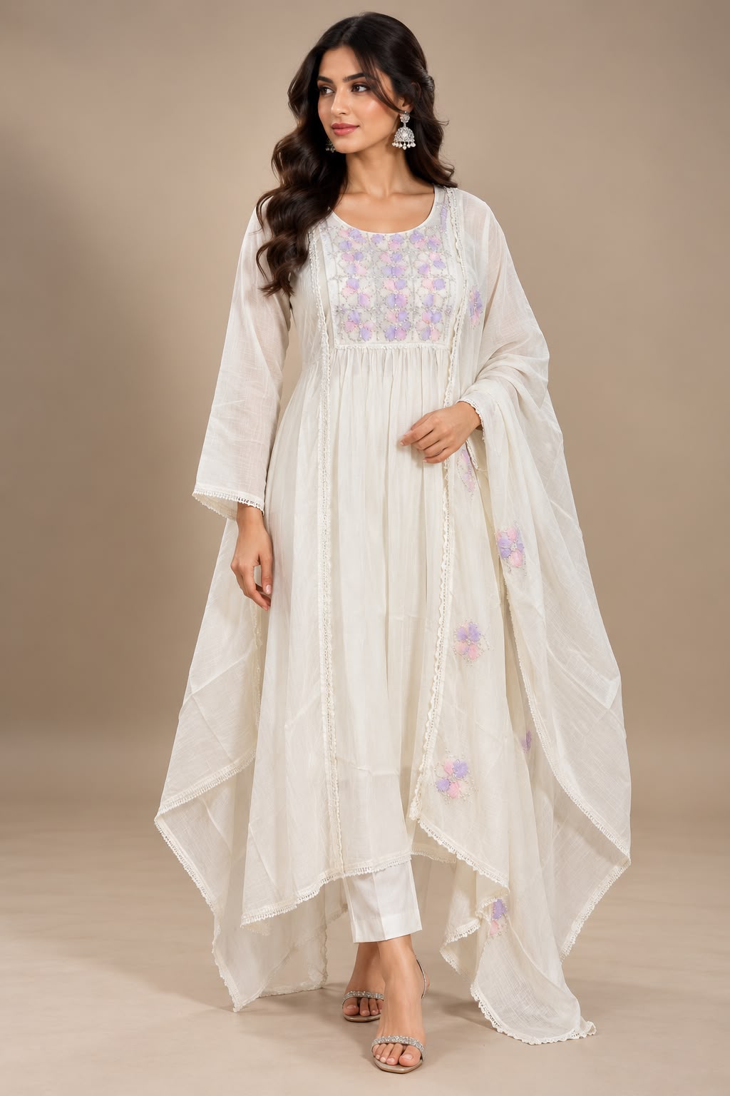 Ivory Pastel Anarkali Set – Wit met Lila Bloemen