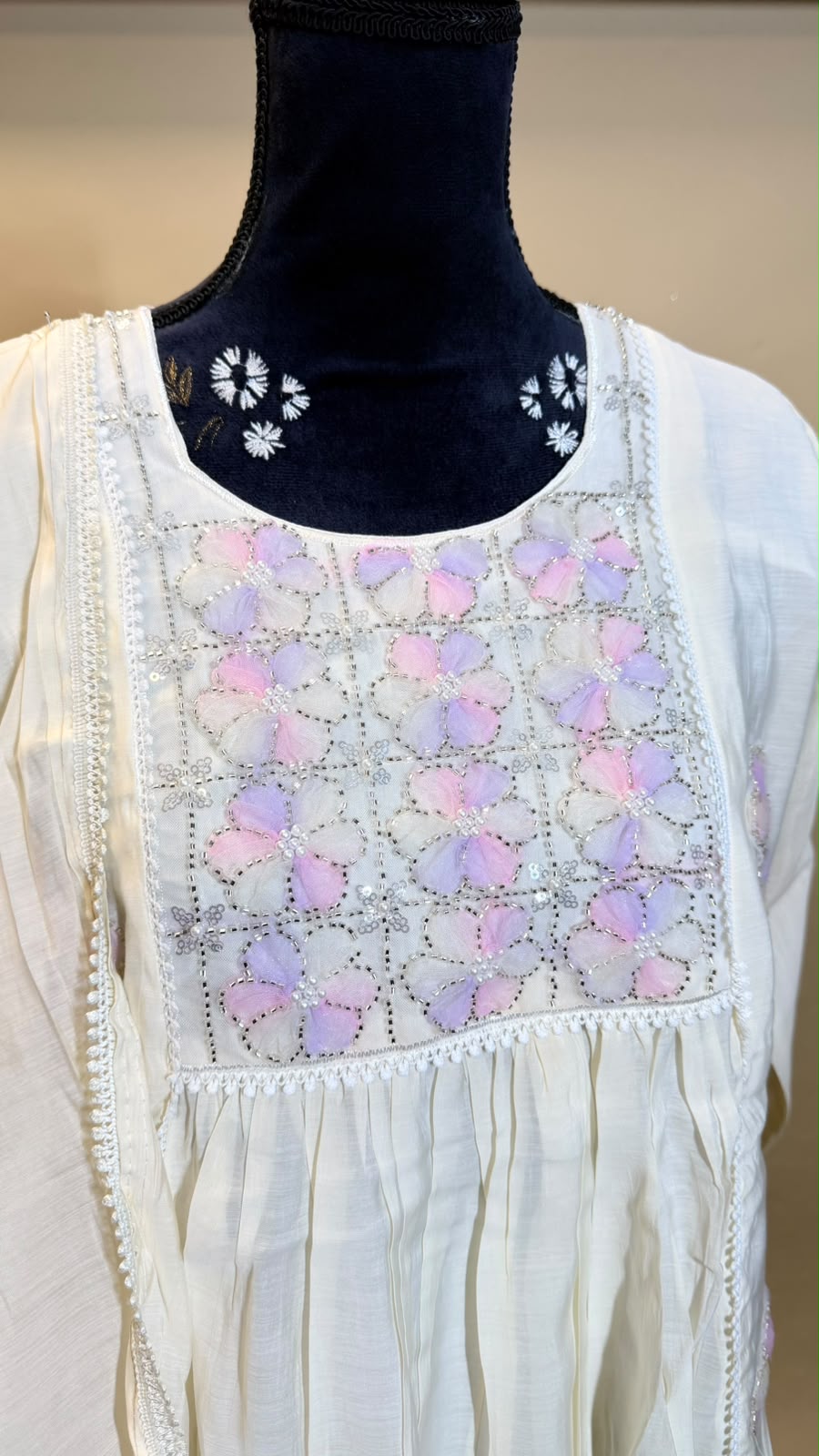 Ivory Pastel Anarkali Set – Wit met Lila Bloemen