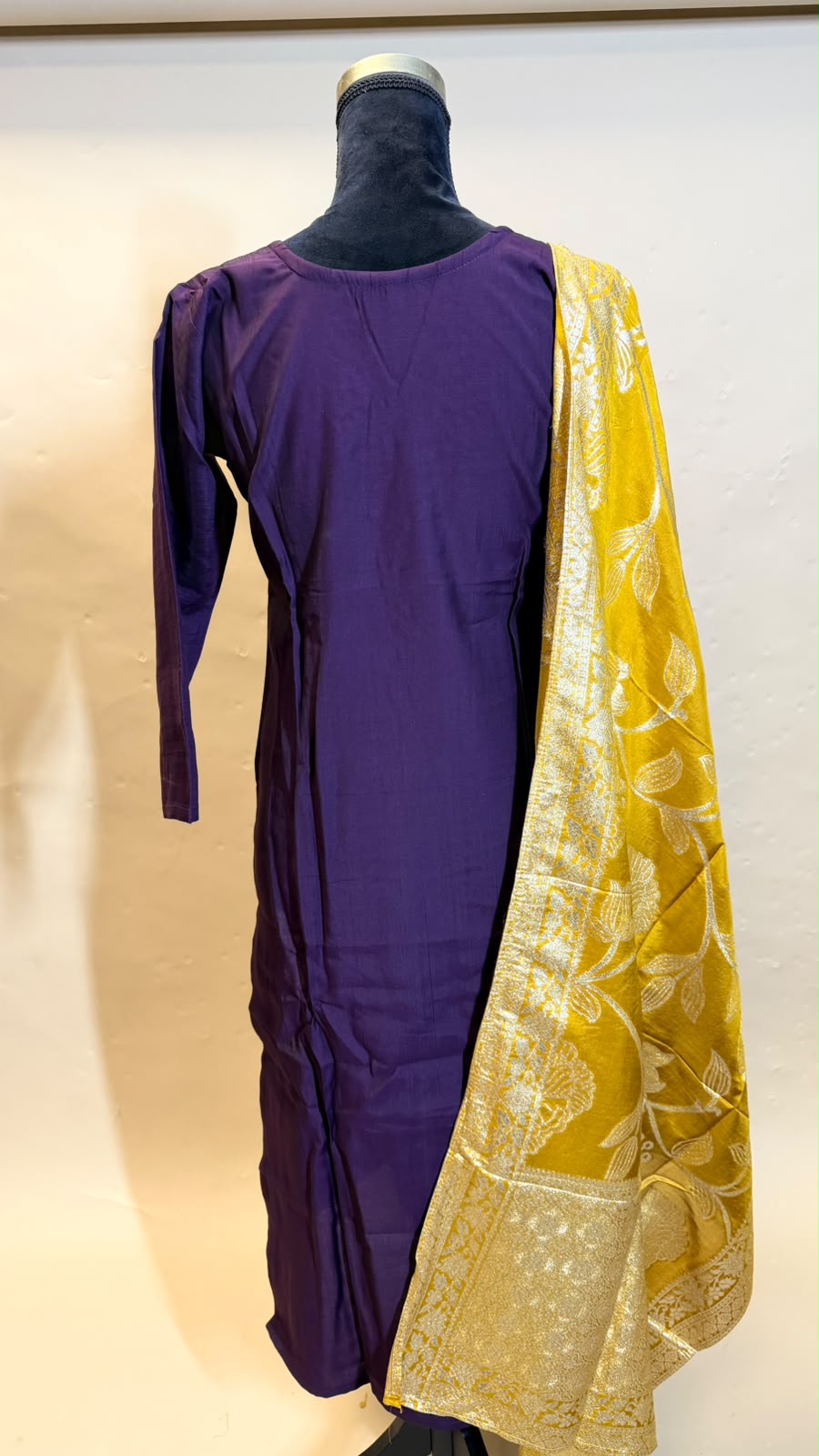 Royal Plum Salwar Kameez – Dieppaars met Gouden Dupatta
