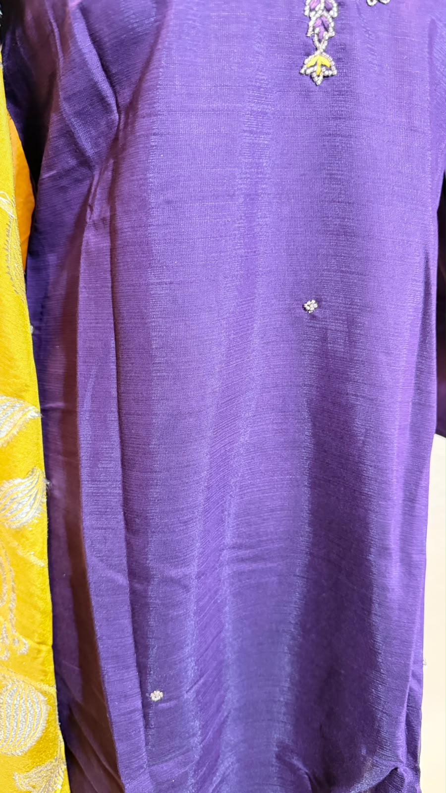 Royal Plum Salwar Kameez – Dieppaars met Gouden Dupatta