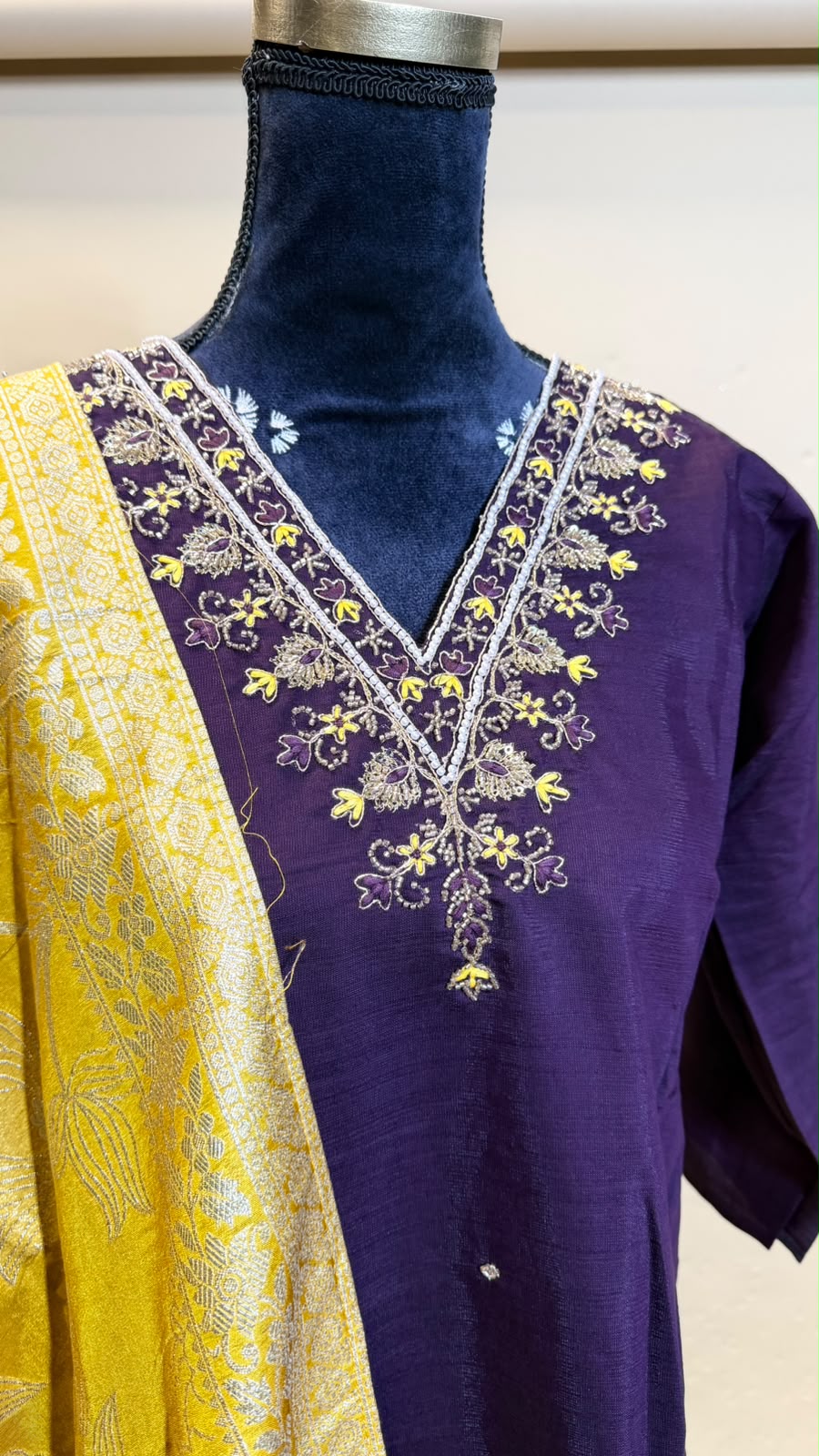Royal Plum Salwar Kameez – Dieppaars met Gouden Dupatta