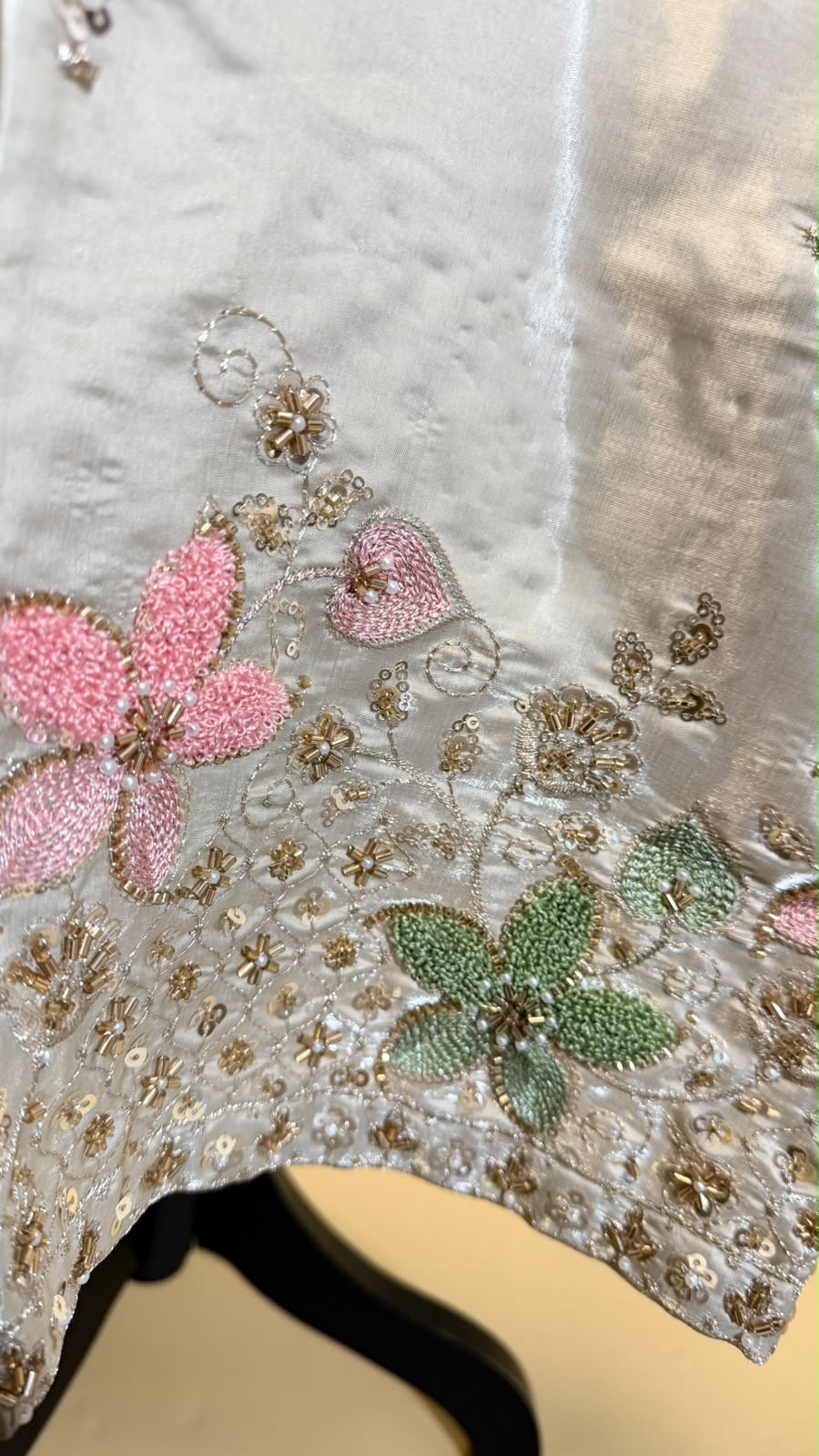 Silver Blossom Salwar Kameez – Zilver met Pastelkleurige Bloemen