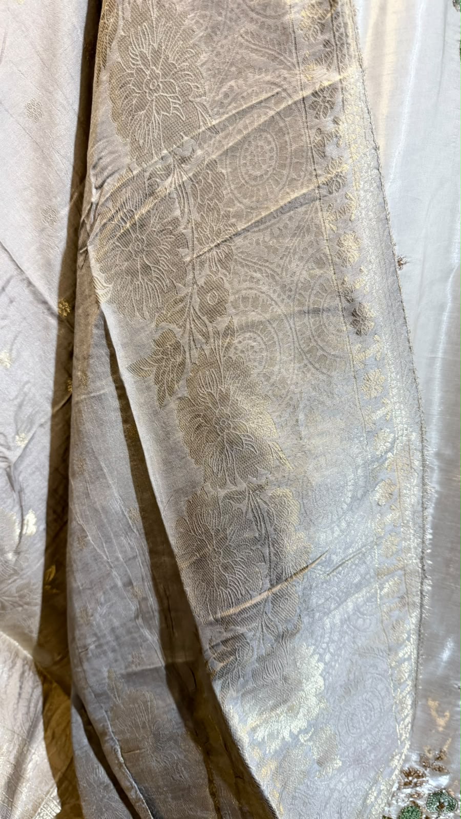 Silver Blossom Salwar Kameez – Zilver met Pastelkleurige Bloemen