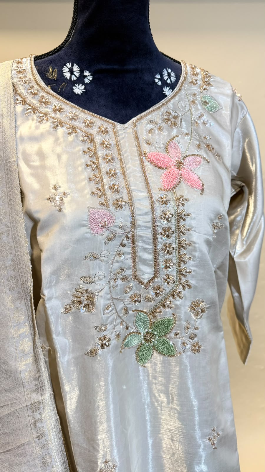 Silver Blossom Salwar Kameez – Zilver met Pastelkleurige Bloemen