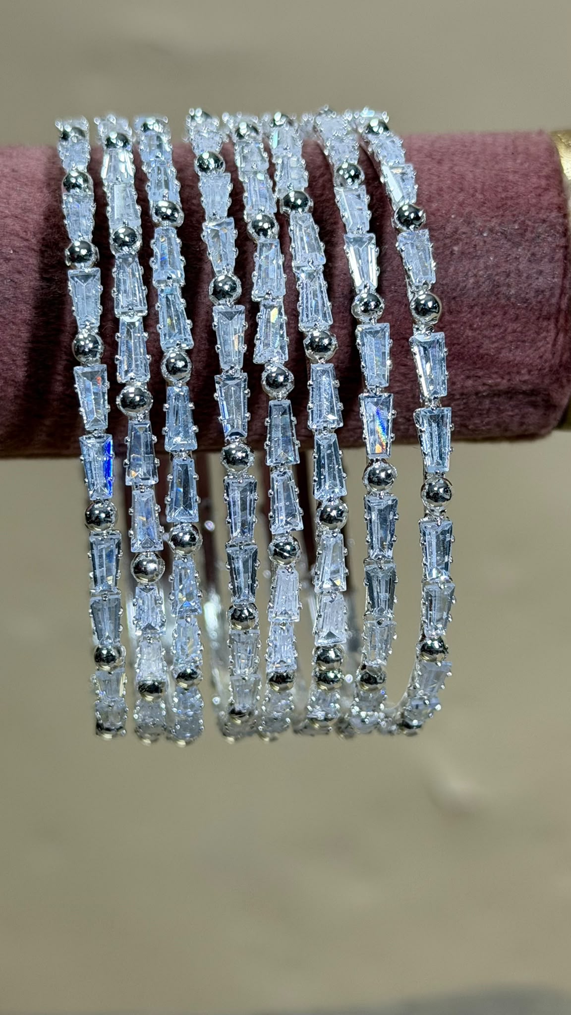 Aira Silver Baguette Bangles – Zilverkleurige Indiase Armbanden met Steentjes