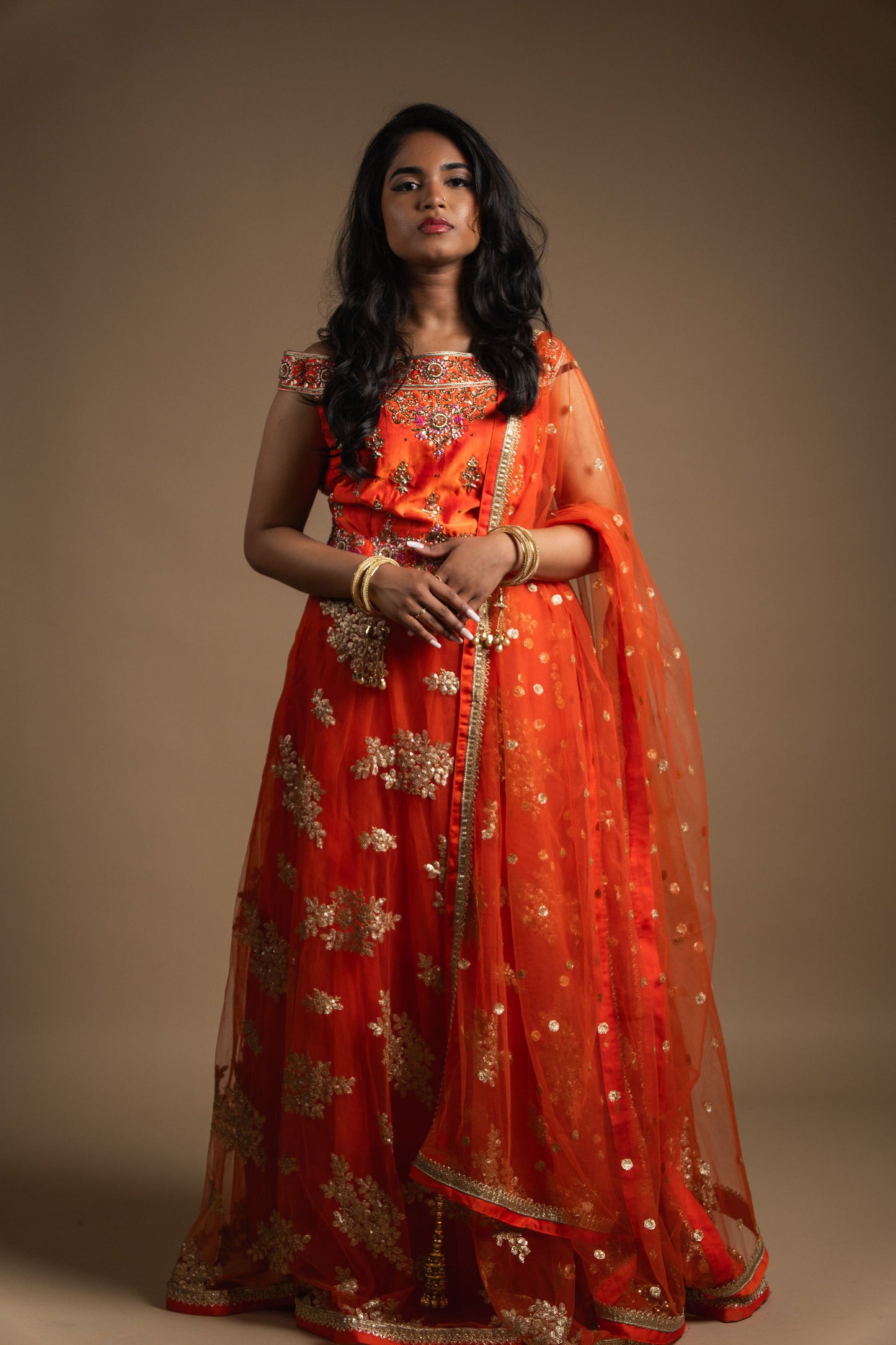 Oranje designer lehenga met gouden borduursels – indiase feestjurk