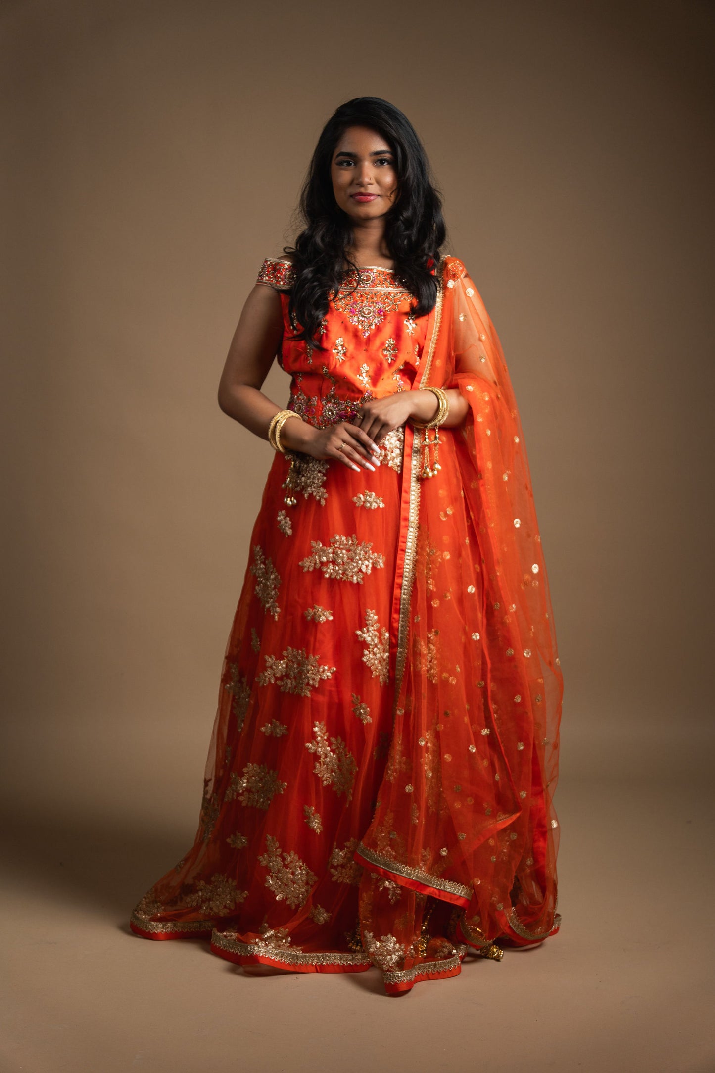 Oranje designer lehenga met gouden borduursels – indiase feestjurk