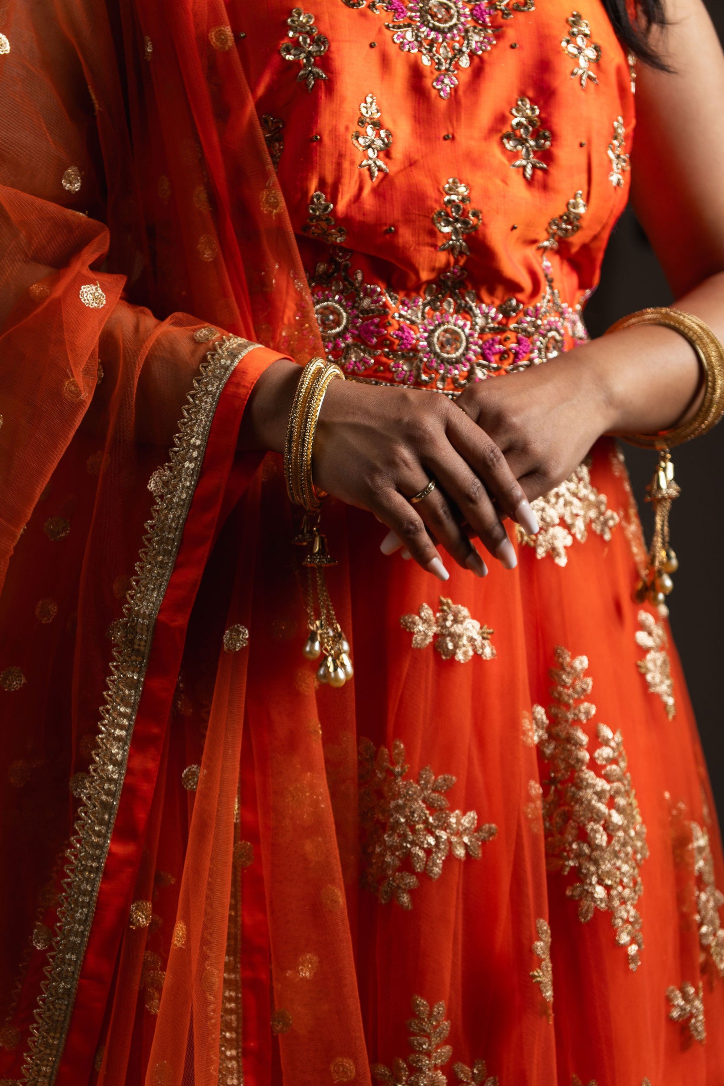 Oranje designer lehenga met gouden borduursels – indiase feestjurk