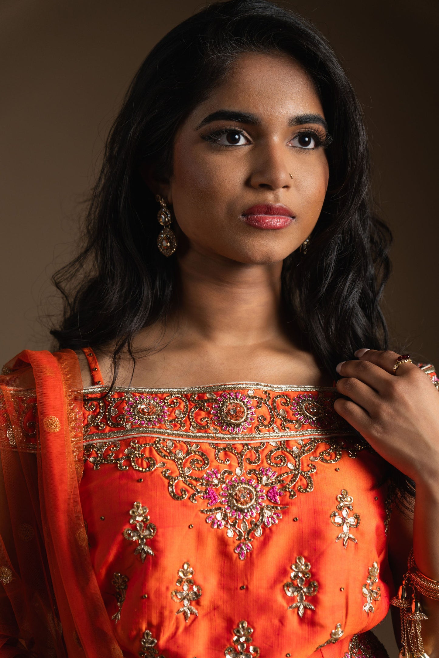 Oranje designer lehenga met gouden borduursels – indiase feestjurk